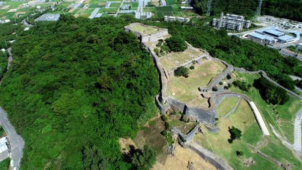うるま市ガイドマップ「うるまいろ」 世界遺産勝連城跡空撮（1）の画像