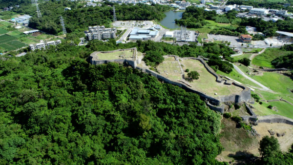 うるま市ガイドマップ「うるまいろ」 世界遺産勝連城跡空撮（2）の画像