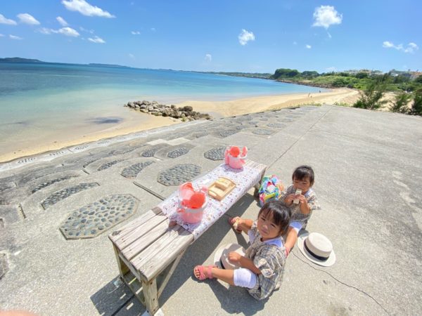 うるま市ガイドマップ「うるまいろ」 大好きな海でピクニック（具志川ビーチ）の画像
