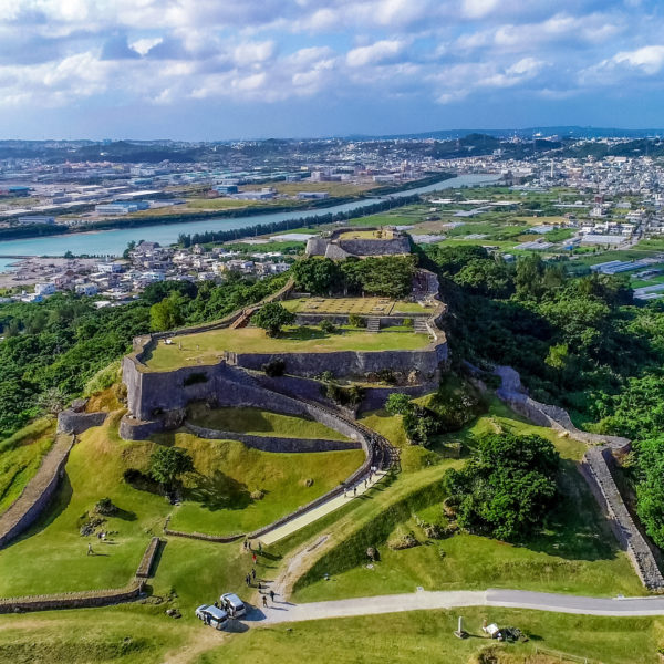 うるま市ガイドマップ「うるまいろ」 世界遺産勝連城跡の画像