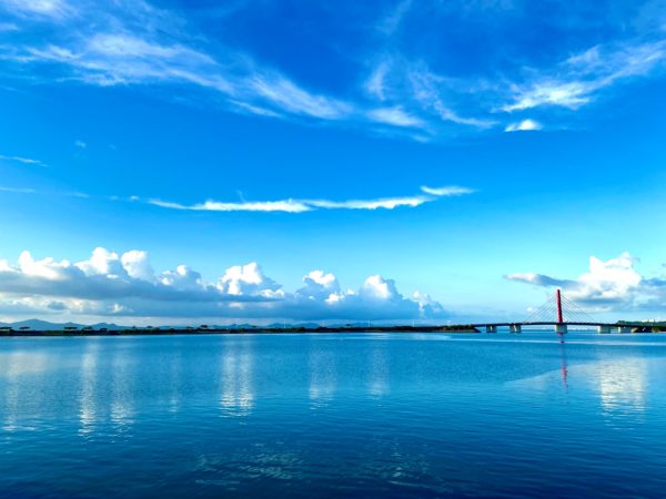 うるま市ガイドマップ「うるまいろ」 彩橋〜空と海を繋ぐ道〜（与那城屋慶名）の画像