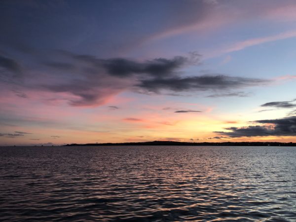 うるま市ガイドマップ「うるまいろ」 一期一会に彩られる黄昏時の空と海(2)（平安座島）の画像