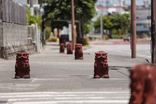 うるま市ガイドマップ「うるまいろ」 車止めがシーサーって（石川東山の歩道）の画像