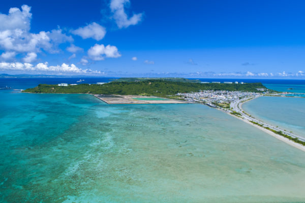うるま市ガイドマップ「うるまいろ」 平安座島空撮（1）全景の画像