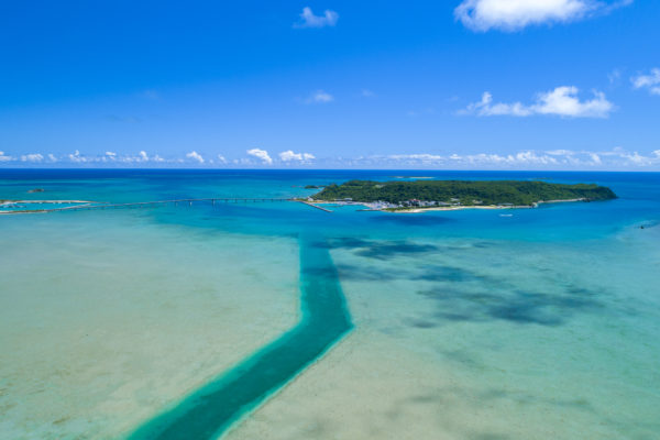 うるま市ガイドマップ「うるまいろ」 浜比嘉島空撮（1）海に囲まれた島の風景の画像